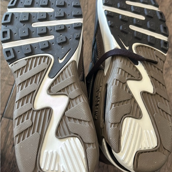 Brand New Nike AirMax Runners sz 9.5 - Picture 3 of 4